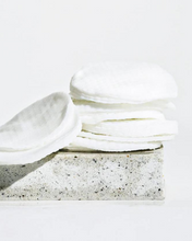 Cargar imagen en el visor de la galería, CELIMAX - Jiwoogae Heartleaf BHA Peeling Pad - 60 pz